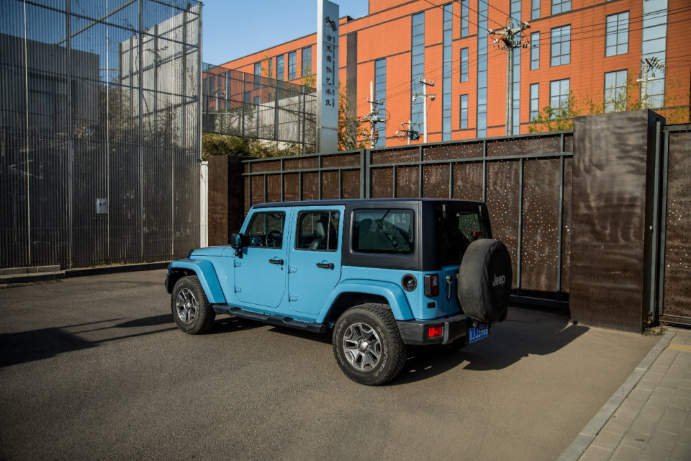 牧马人全车换色瓷器蓝 夏天就应该这样玩儿