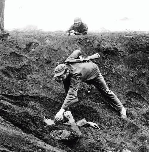 二战时著名的"死亡"旧照:美国大兵给将死的日军点了一根烟_腾讯新闻