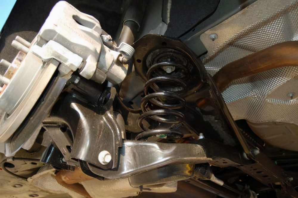 车子过减速带有异响,可能是这几个原因导致,解决办法也不难