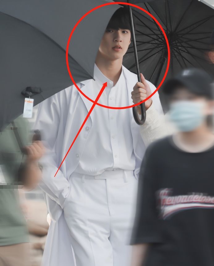 密逃3路透曝光,刘耀文穿中山装超帅,我却被杨幂的学生装美到了