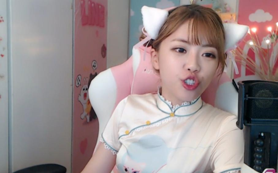 周淑怡女仆装配黑色液体袜在线翻跳二次元宅舞但为什么长了嘴