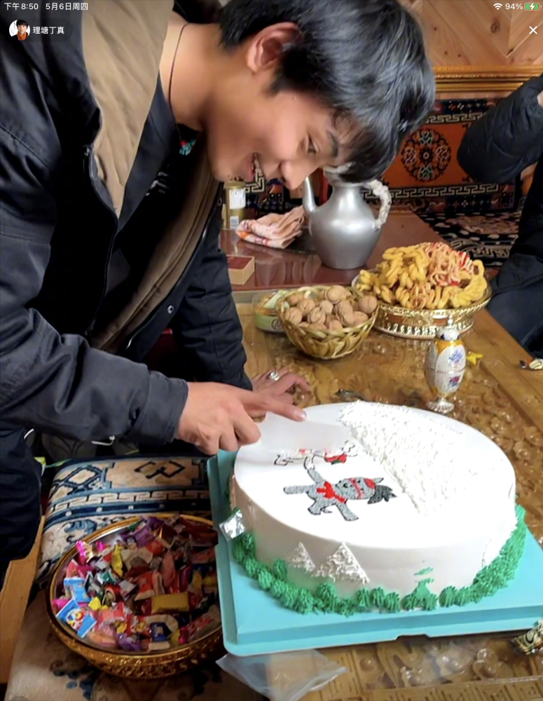 5月6日是丁真的生日,当晚丁真和家人朋友在平台上直播过生日,与粉丝一