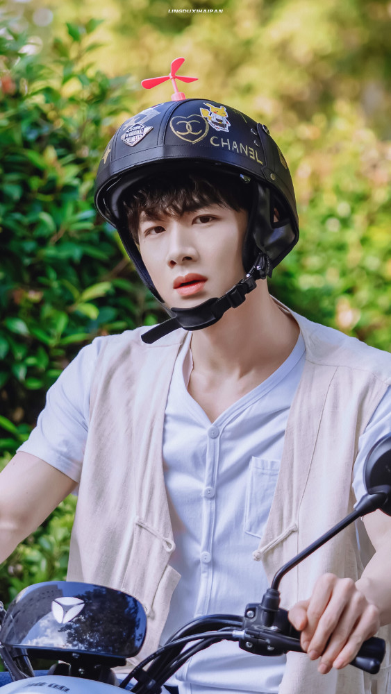 白敬亭八零九零帅气剧照霸气来袭