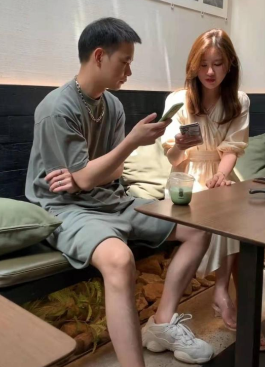 还记得项思醒前男友吗?店铺正常还启用新模特,脸和女海王很相似