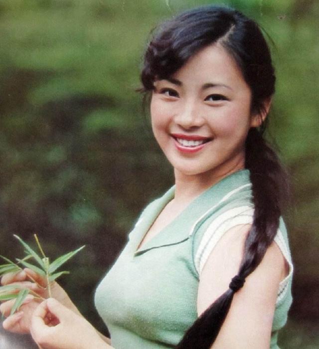 黄秋燕面对深爱的丈夫为了一个认识不久的女明星要与自己离婚,黄秋燕