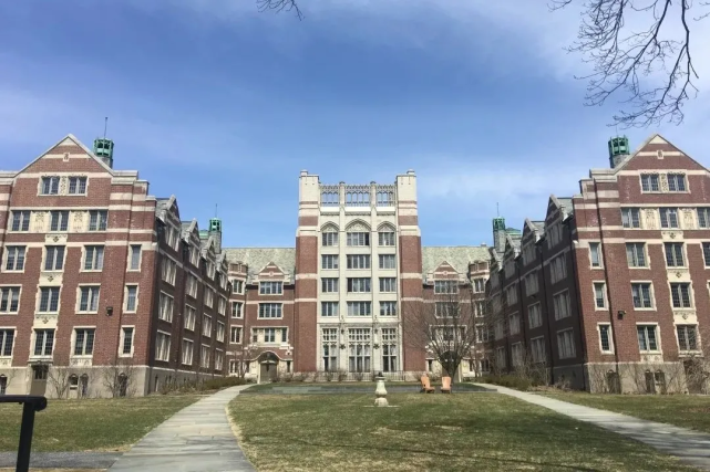 成立于1875年,地处马萨诸塞州波士顿城西的小镇威尔斯利,它是著名的"