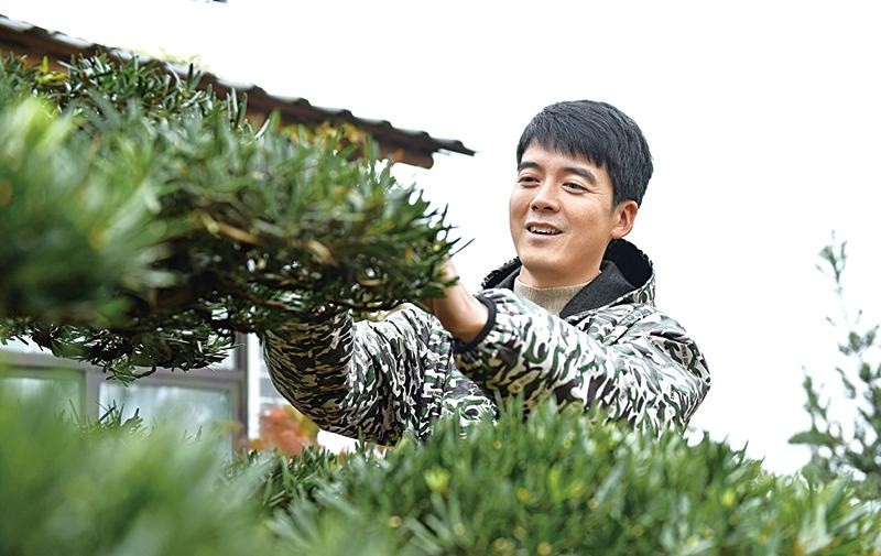 人物名片 付俊雄,柏加镇博艺园园主,湘赣边首届花木博览会十佳匠人,第