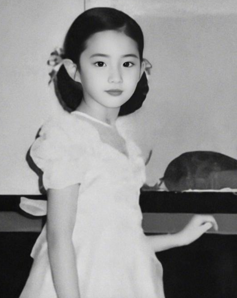 刘亦菲幼儿园毕业照曝光扎羊角辫超软萌网友大赞从小就是c位