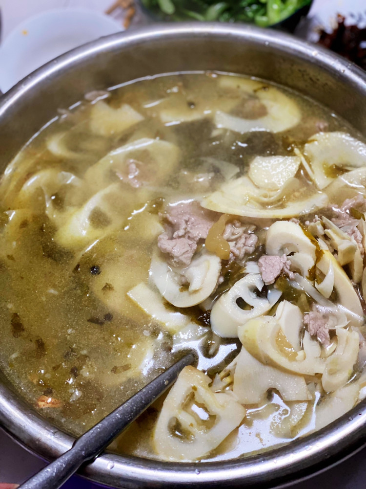四川特色酸菜苦笋肉片汤,清热解暑,不同味道组合出来的绝配_腾讯新闻
