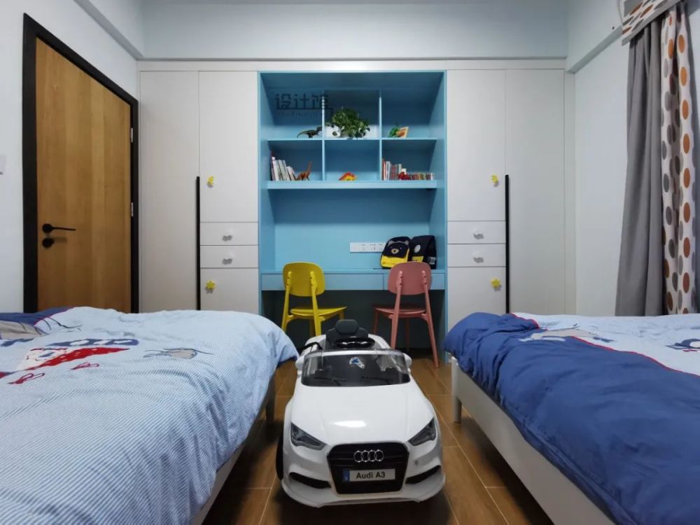 留空出一截,看起来会比较突兀,而做到顶的衣柜,整体设计连贯性更强,会