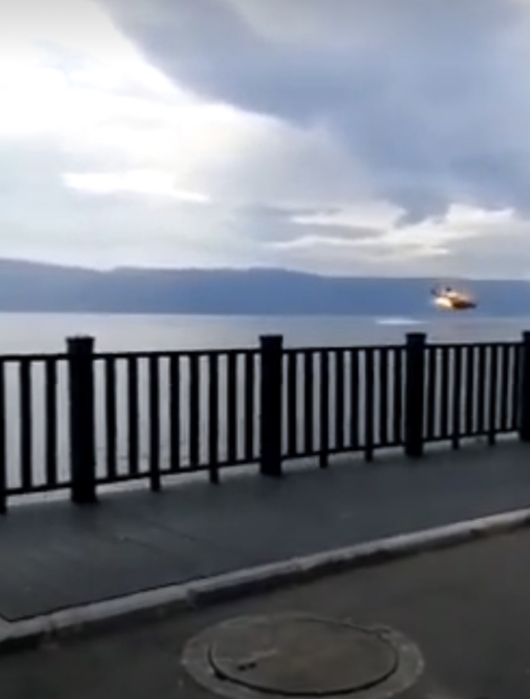 大理一架直升机救火取水时意外坠入洱海 当地正开展救援