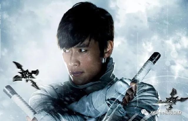 他被称为韩国版彭于晏,因"白幽灵"一角走红,50岁的年龄20岁的身体