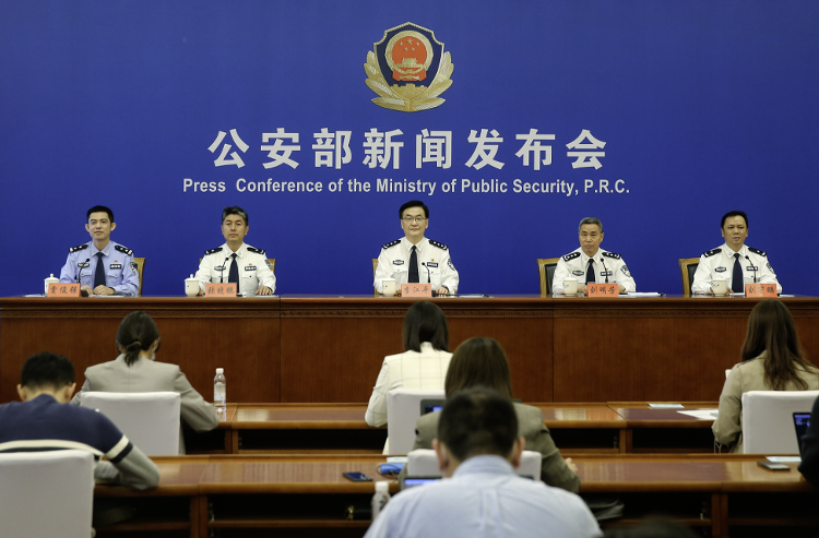 公安部治安管理局副局长张晓鹏通报,2021年底前,开具户籍类证明和工作