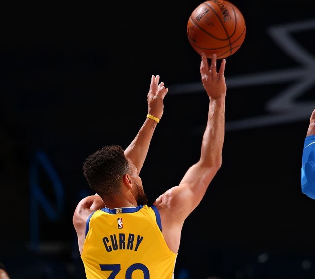 一个面对篮筐如大海一个拿三双探囊取物库里和韦少谁才会被你记住