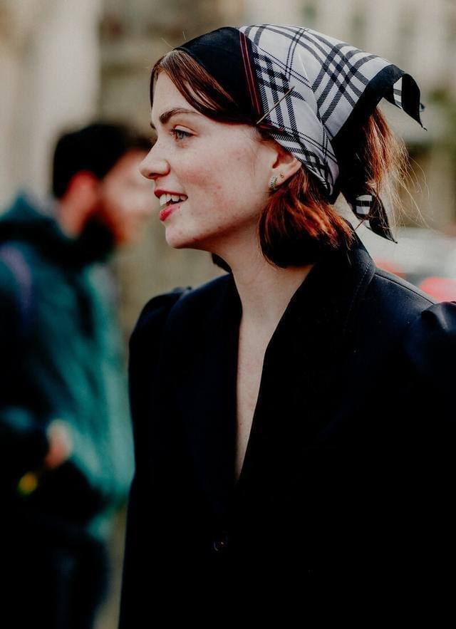 画蓝眼线戴复古头巾,范冰冰成时尚圈常客,现身上海看秀人气不减