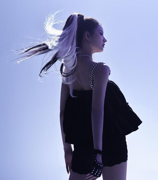 硬糖少女双马尾侧颜:陈卓璇蝴蝶骨抢镜,张艺凡五官太精巧