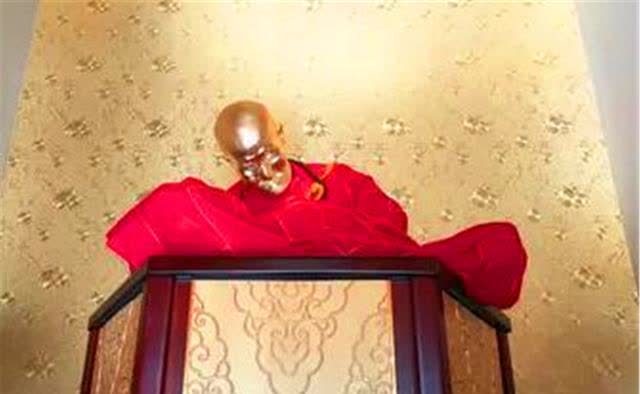 父亲与世长辞,江西一孝子将其进行"缸葬",千日过后肉身成佛