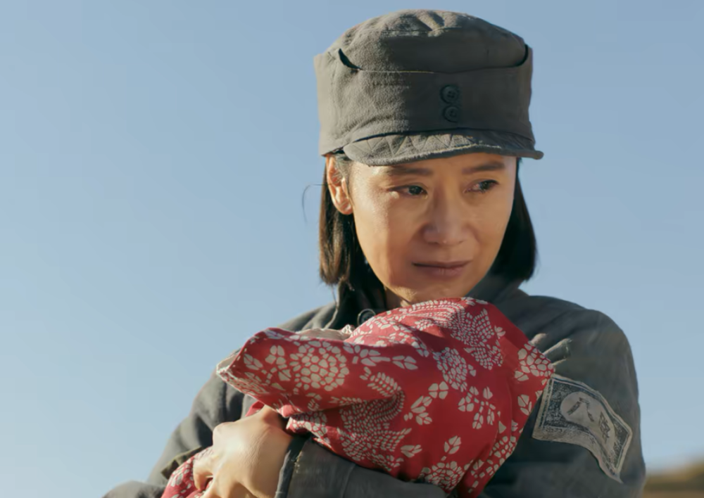 《啊,摇篮》大结局:老罗叔保护孩子受伤,八月十五在歌声中牺牲_腾讯
