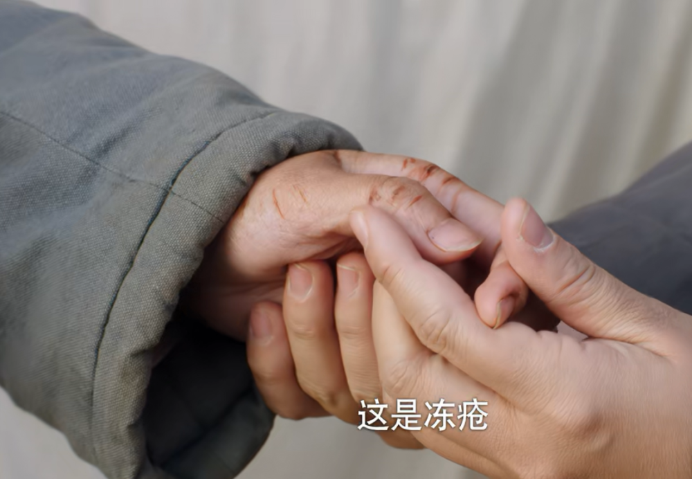 《啊,摇篮》大结局:老罗叔保护孩子受伤,八月十五在歌声中牺牲