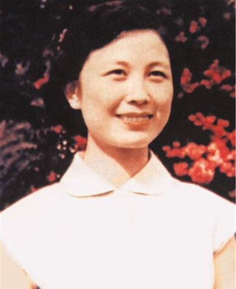 她大着肚子遭丈夫抛弃,初恋看不下去向她求婚,并表示愿意养孩子