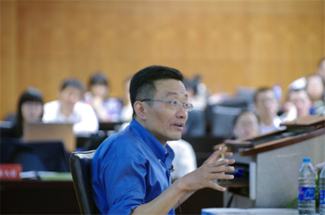 复旦教授王德峰上课香烟一支接一支为何学校和学生不介意