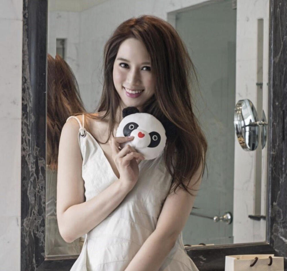 徐子淇打扮没有阔太架子穿红色连衣裙简约利落难掩浑身高级感