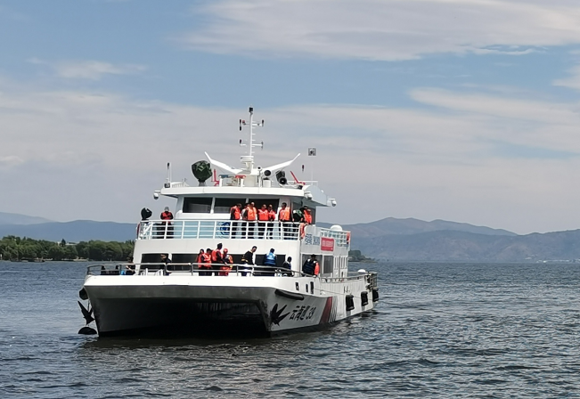增湿作业,在洱海取水的时候发生了意外,该直升机在空中旋转数周后坠入