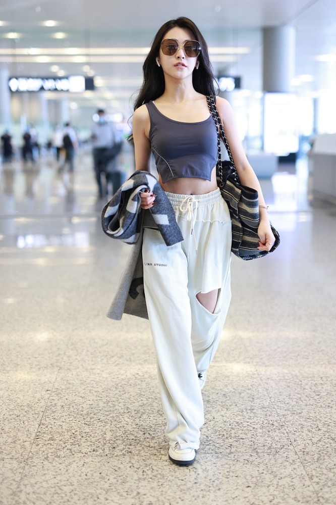 姐姐太酷啦朱圣祎穿运动bra秀纤腰卷发披肩走路带风超霸气