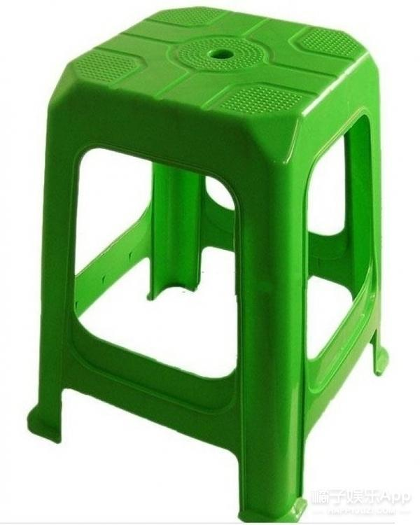 塑料凳子中间为什么要留一个洞?竟然是用来