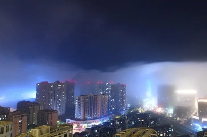 昨晚7点 长峙岛的夜景 在蓝调天空光映衬下明亮璀璨 晚上8点半左右 一