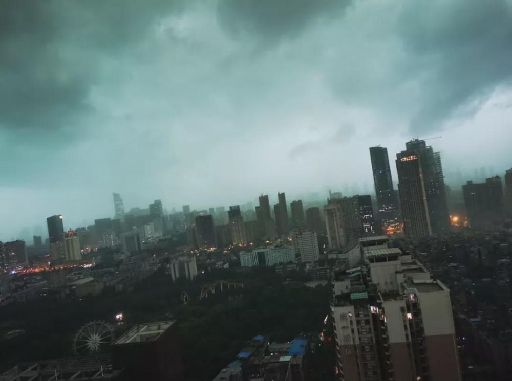 天黑着实吓人这下雨的架势甚至下出了"磨砂滤镜"感因为雨太大狂风暴雨