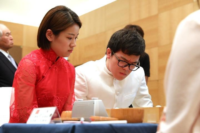 於之莹"出手"柯洁终结申真谞11连胜 解说妙语:强迫白棋走鱼形