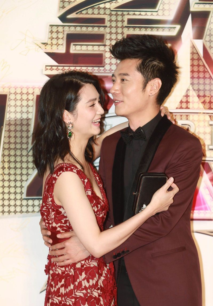 穿v领的洪欣好撩人和张丹峰看着挺恩爱两人红色穿搭好般配