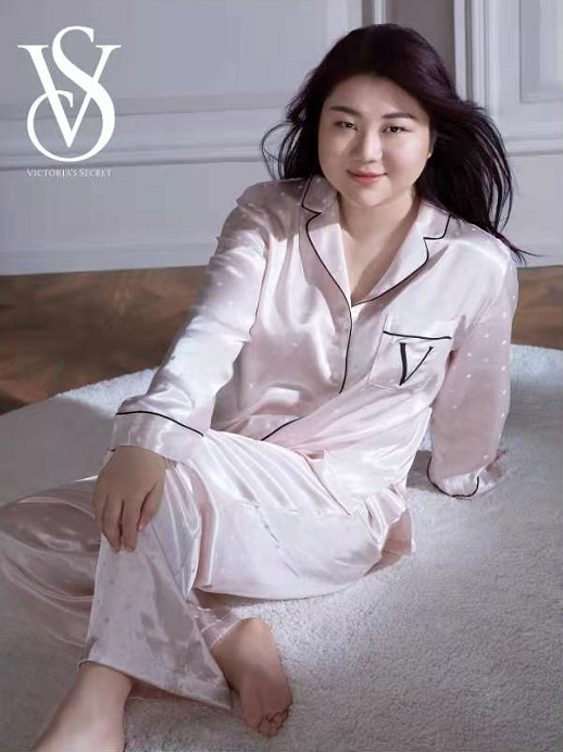 看到杨天真晒出的写真美照后,网友纷纷留言称赞:"由内而外的美,自信!