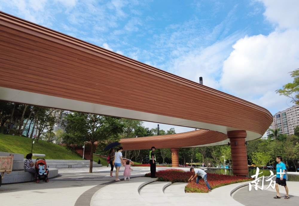 麓湖公园南入口广场的灯带改变了传统埋地灯的工艺,采用导光光纤,实现