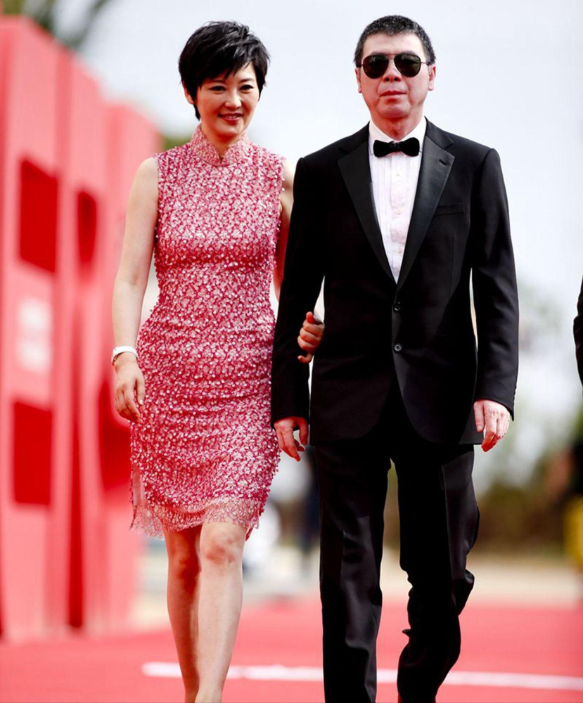 结婚22年领养1女冯小刚婚后绯闻不断徐帆他是男的不吃亏