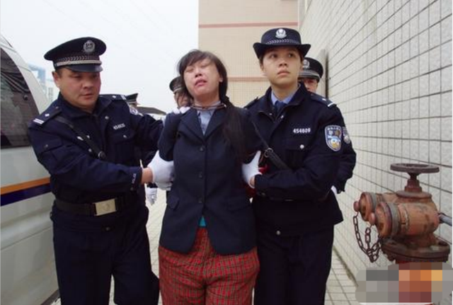 小姨子杀害姐夫全家,只为继承遗产凌小娟和凌小云是一对亲姐妹,为何