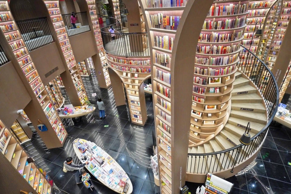 成都网红钟书阁拍照的人比看书的人还多游客好看能当饭吃吗