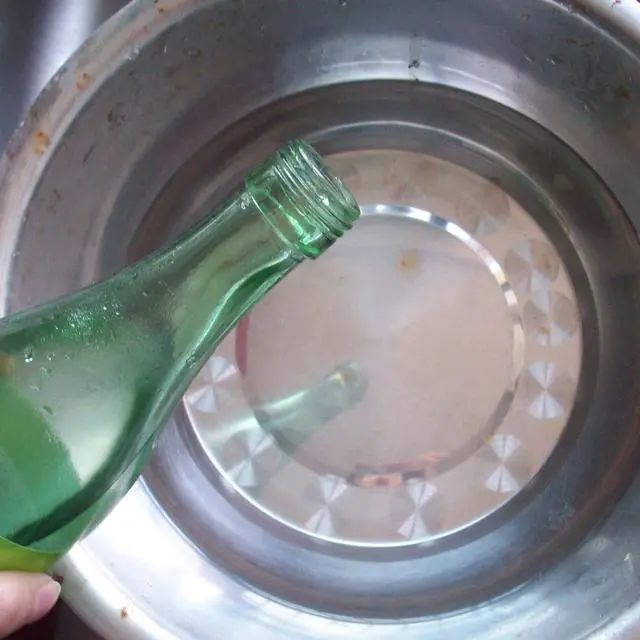 白醋放入水壶中,给壶里灌满水,把水烧开,就可以去除水壶里面的水垢了