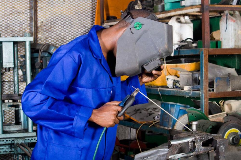 电焊专业应用范围广,焊接时有哪些注意事项?_腾讯新闻
