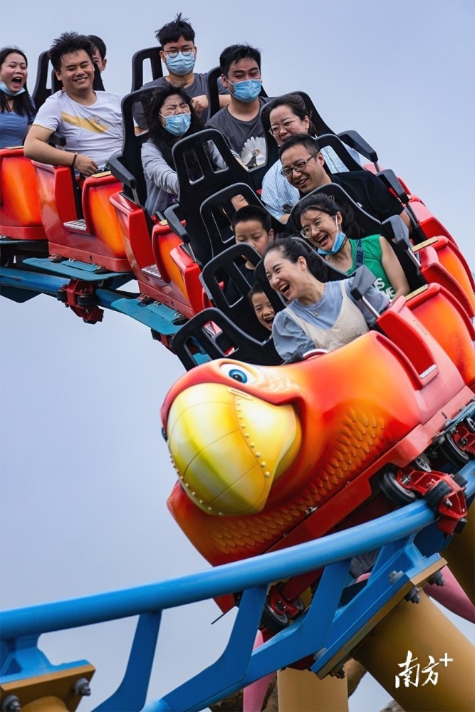 5月3日,市民遊客在珠海長隆體驗驚險刺激的海洋叢林過山車.