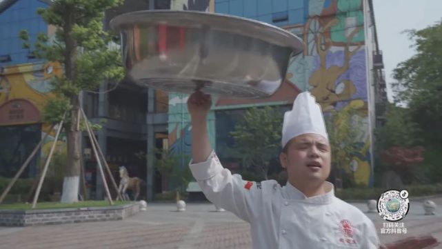 刘俊杰是一名厨师,整天与锅碗瓢盆打交道.