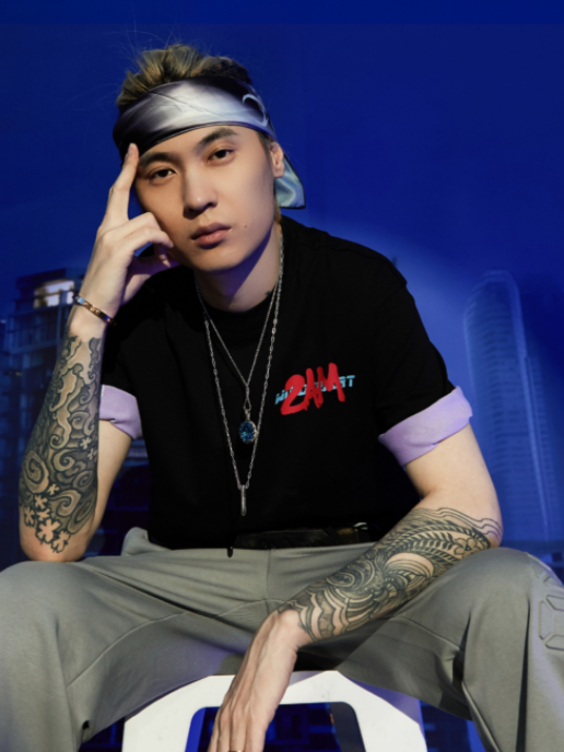 李小璐新恋情曝光?说唱歌手ty调侃否认:别色盲,我头发是蓝色