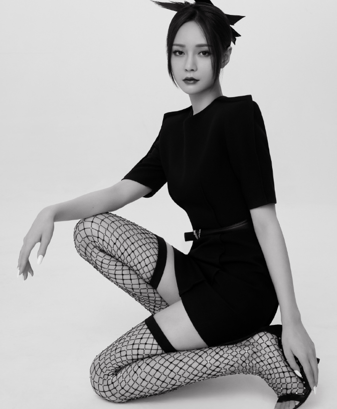 彻底被沈梦辰身材征服穿无痕裤还要挖个洞无比性感美翻天