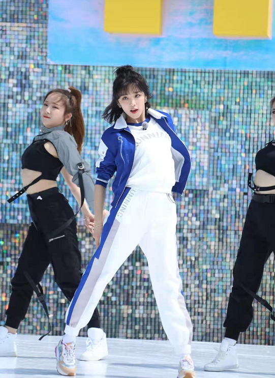 了一段舞蹈,其实不管是唱跳还是参加综艺节目,宋雨琦都是有一些实力的