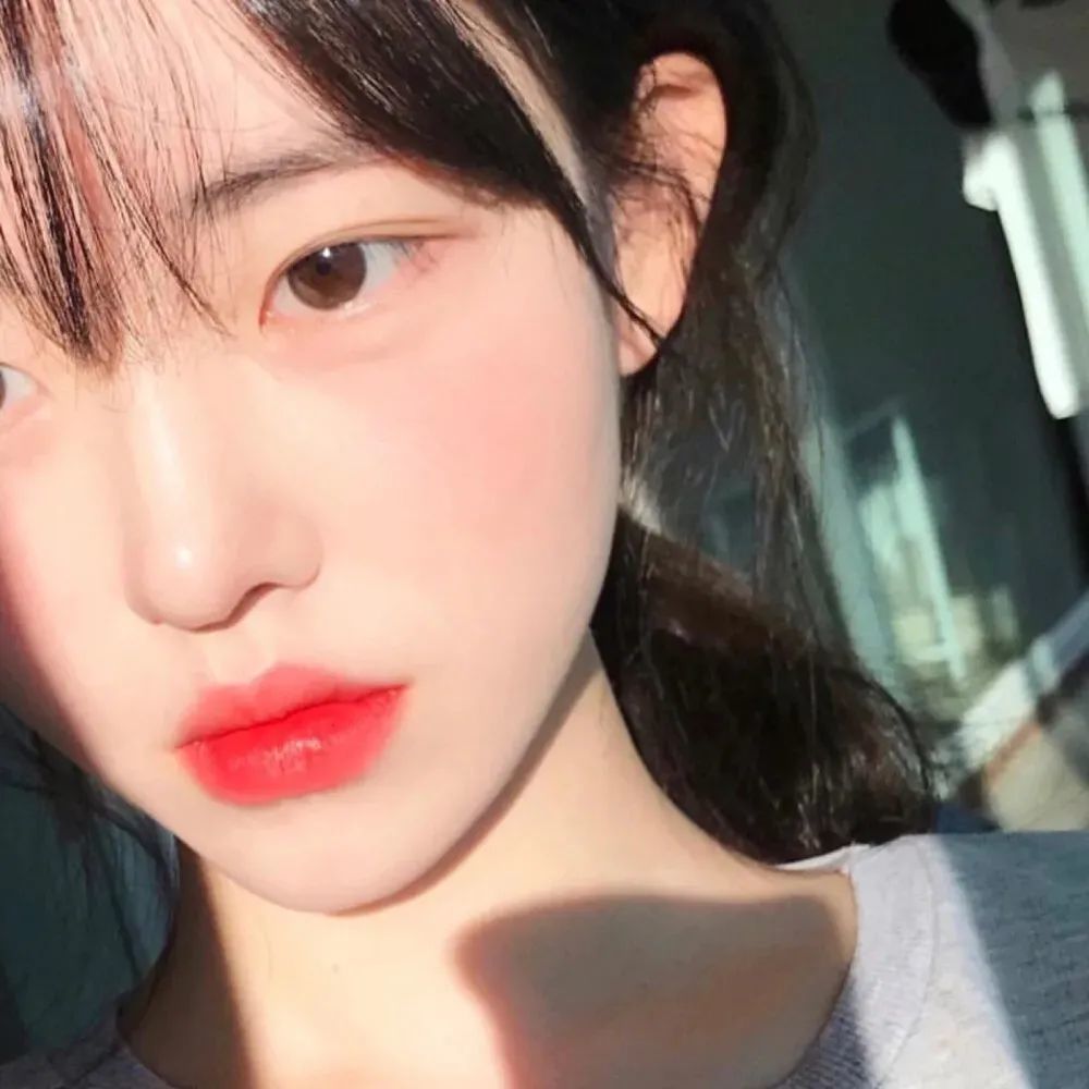 女生头像回首亘年漫月里所有怦然心动你扔拔得头筹