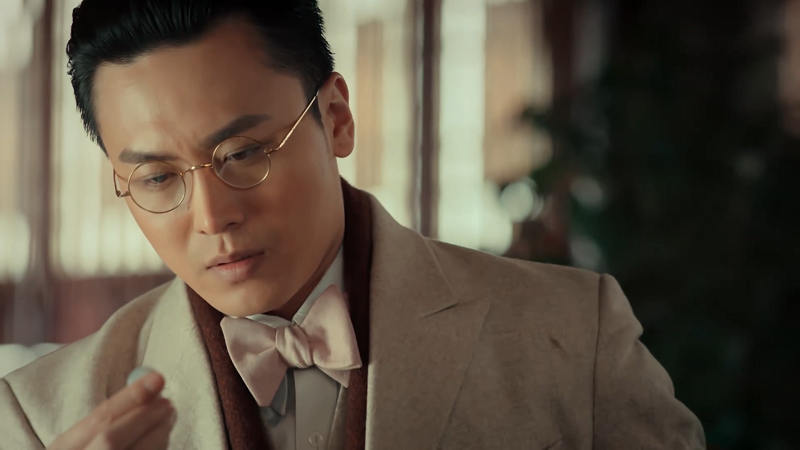 解连环和吴三省长得很像,因为解家和吴家有姻亲,吴老狗娶了解九爷的