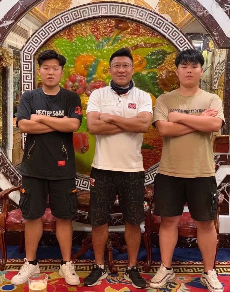 柳忠长,王涛,韩文海,刘仁铁等万达队员以及迟尚斌,张恩华的爱人和儿子