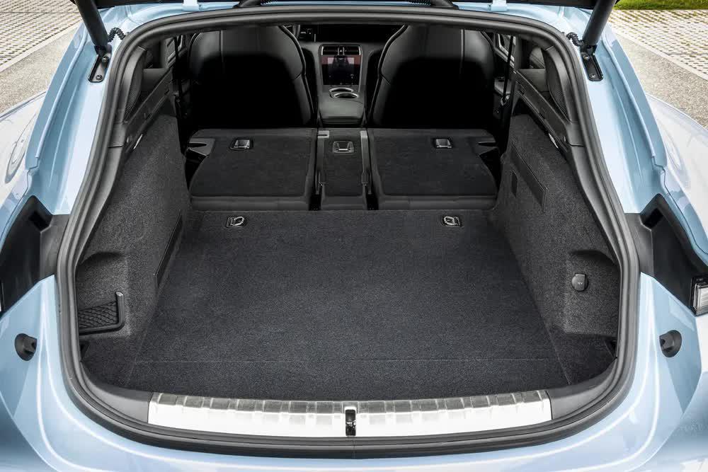 cars01试驾丨纯电新物种海外试驾保时捷taycan跨界休旅车