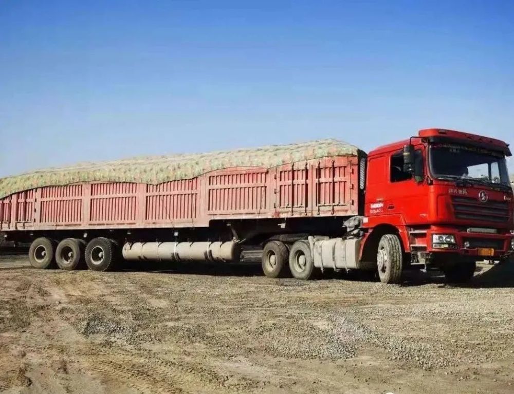 危险货车爆胎高速上龟速前行百吨王被查获